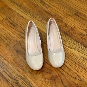 Link Beige Patent Leather Closed-toe Pumps Heel Shoes NWOT
Girls 3
Smoke Free